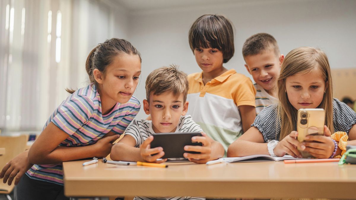 Vláda schválila zákaz mobilů ve školách. Odpovídáme na to, co se změní