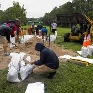 Vzkázal, že „jde o život“ a že následky hurikánu mohou být katastrofální.(Plnění pytlů pískem v parku ve Stuartu, 8. října.)