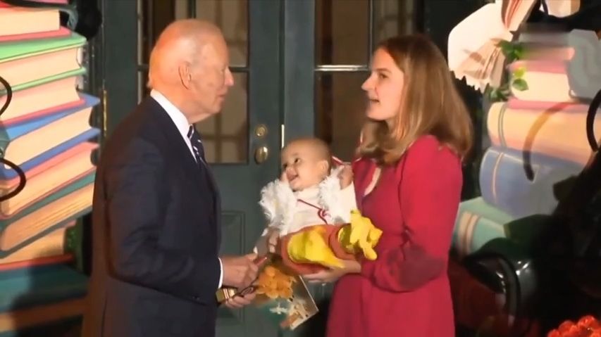 Video: Biden na oslavě laškovně kousal děti. Bílý dům to musel vysvětlovat