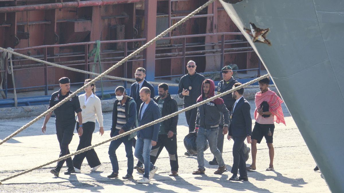 Fotky: Itálie poprvé přesunula migranty do ciziny. Střediska vyjdou na miliardy