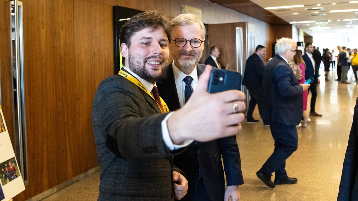 Premiér je nově na TikToku. Bude tančit jako Alena Schillerová?