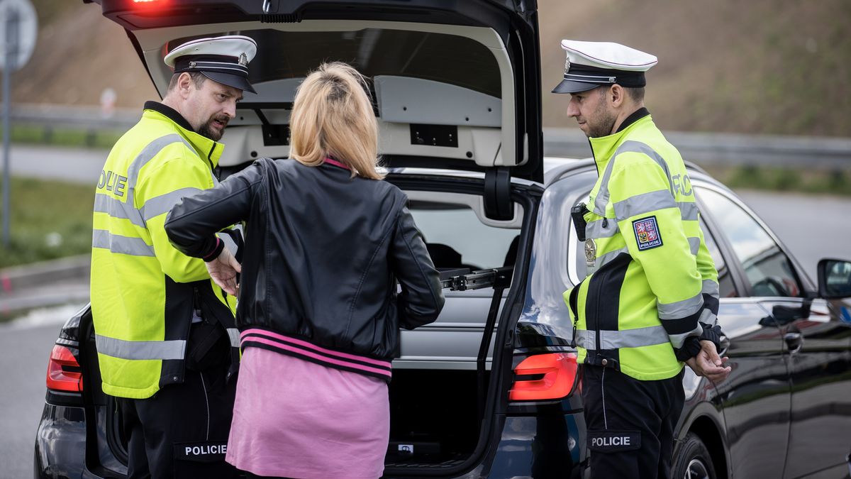 Hasičům a policistům se zvednou platy. Navíc dostanou 2 500 korun