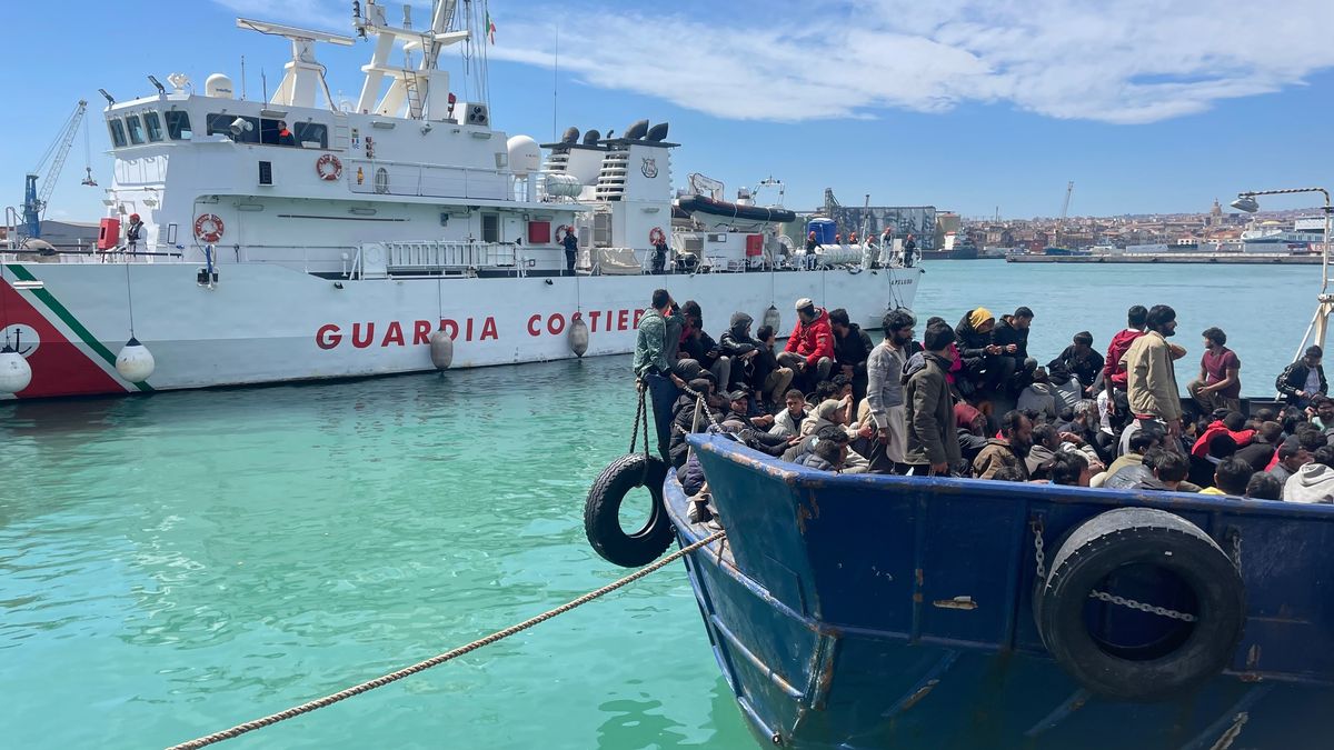 La Corte silura l’ammiraglia del primo ministro italiano. Ha rimandato i migranti in Italia
