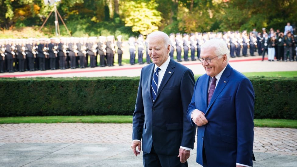 Bidenovi se v Německu dostalo pocty, jaké se dosud dočkal jediný prezident USA