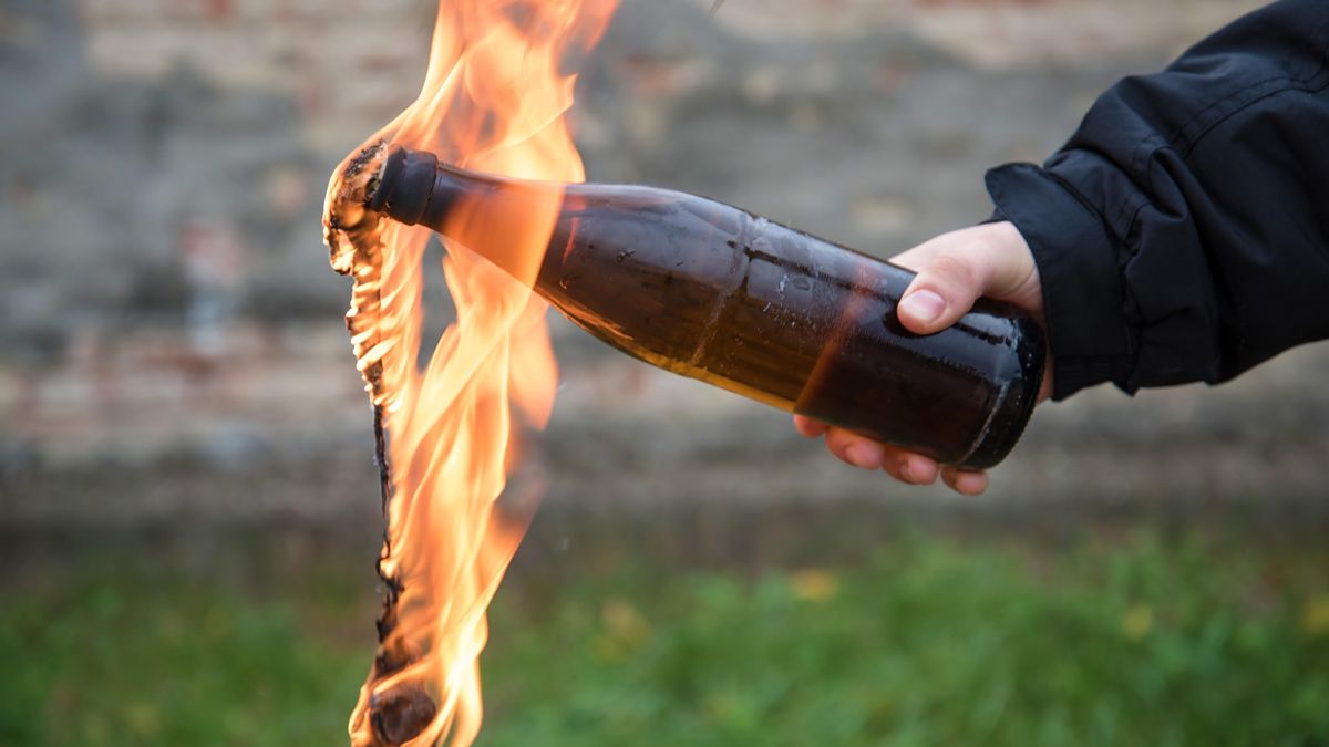 Muž házel na sídlo japonské vládní strany zřejmě Molotovovy koktejly