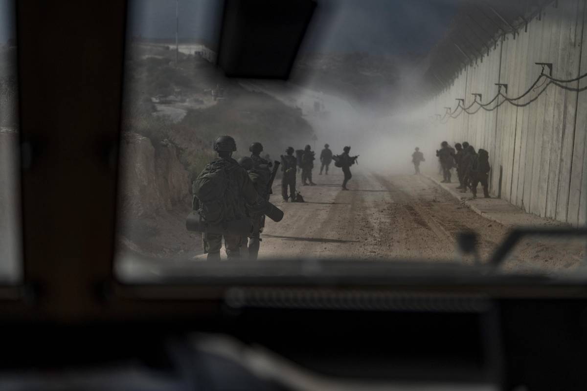 Izraelské obranné síly (IDF) spustily koncem září pozemní operaci v Libanonu, která má za cíl zastavit šiítské hnutí Hizballáh. V neděli armáda novinářům asi 300 metrů severně od hranice s Izraelem ukázala něco, co označila za tajné vojenské stanoviště Hizballáhu, vybavené velkým množstvím výbušnin a min. (Libanonská Nakúra, 13. října.)