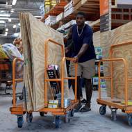 Zájem je i o překližku na zajištění domů. (Naples, 8. října)