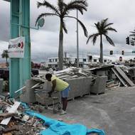 V městečku Clearwater Beach Nick Szabo v úterý sbíral promáčené matrace, pohovky a desky. „Všechny tyto krámy budou jako střely,“ varoval před blížícím se hurikánem. „Je to, jako když proti vám míří šíp.“ (Pokračující úklid po hurikánu Helene, Treasure Island 7. října.)