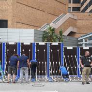 Kolem nemocnice v Tampě vyrostla protipovodňová stěna. (8. října)