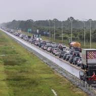 Dálnice –⁠⁠ například Interstate 75 v Naples –⁠⁠ jsou ucpané, části čerpacích stanic došly pohonné hmoty. (8. října)
