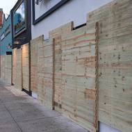 Meteorologové očekávají, že síla hurikánu bude kolísat a než dorazí k západnímu pobřeží Floridy, zeslábne na třetí stupeň. Zasáhnout by ale podle předpovědí měl větší území, než se očekávalo. (Opevněné domy a obchody, St. Petersburg, 8. října.)