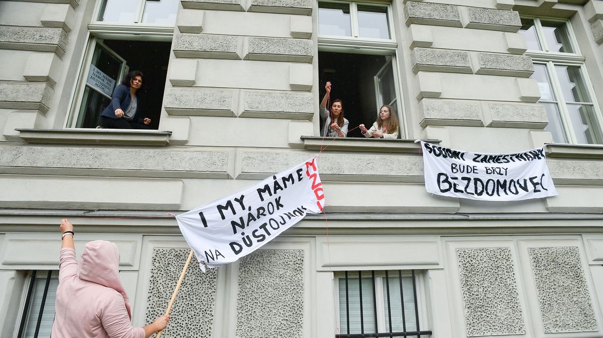 Justici chybí základní údaje o odměnách. Je to slepá bába, říká advokátka