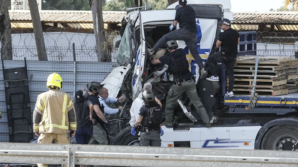 Kamion narazil do autobusové zastávky v Izraeli. Terorismus? ptá se policie