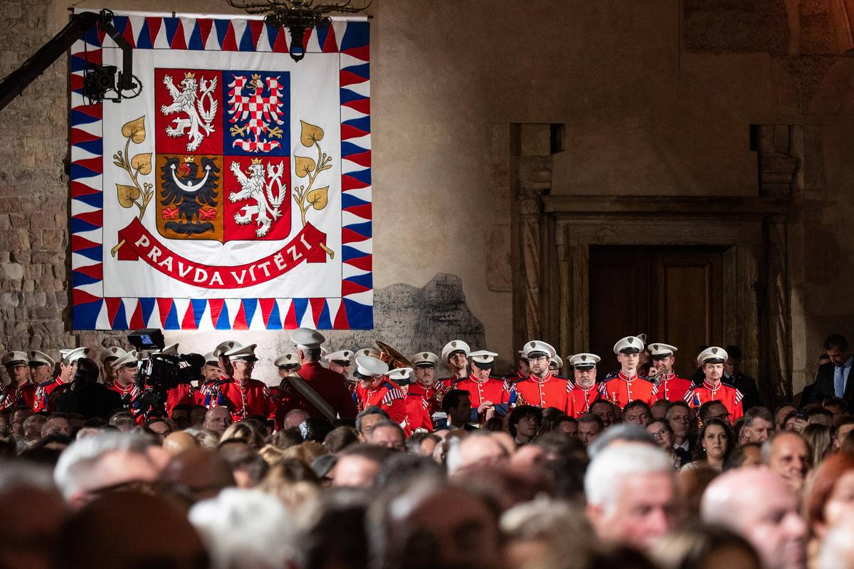 Státní znak pod klenbami Vladislavského sálu a příslušníci Hudby Hradní stráže při oslavách Dne vzniku samostatného československého státu. Snímek z loňského roku.