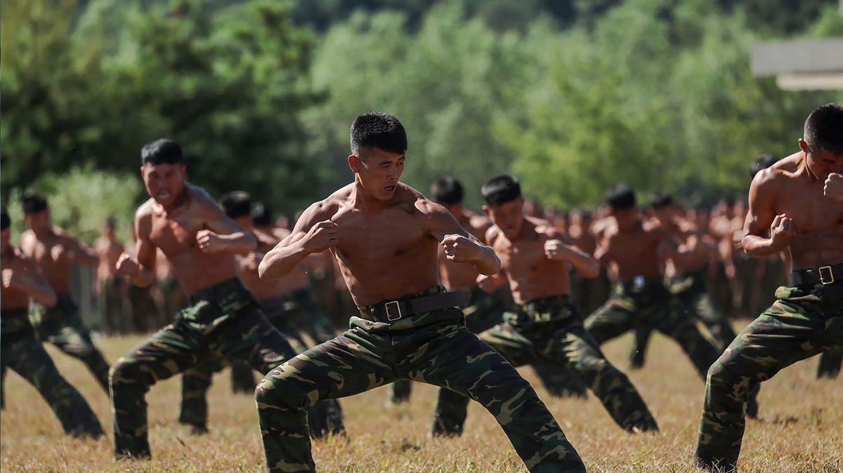 Kim si chce udržet podporu Ruska a okusit boj. Hodně ale riskuje, říká expert