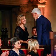 Medaili Za hrdinství obdržela také učitelka základní školy v pražských Horních Počernicích Kateřina Laluhová, která letos v červnu vyvedla všechny žáky třetí třídy z učebny, v níž se následně zřítil strop. Podle hasičů tehdy zachránila život 25 dětem.