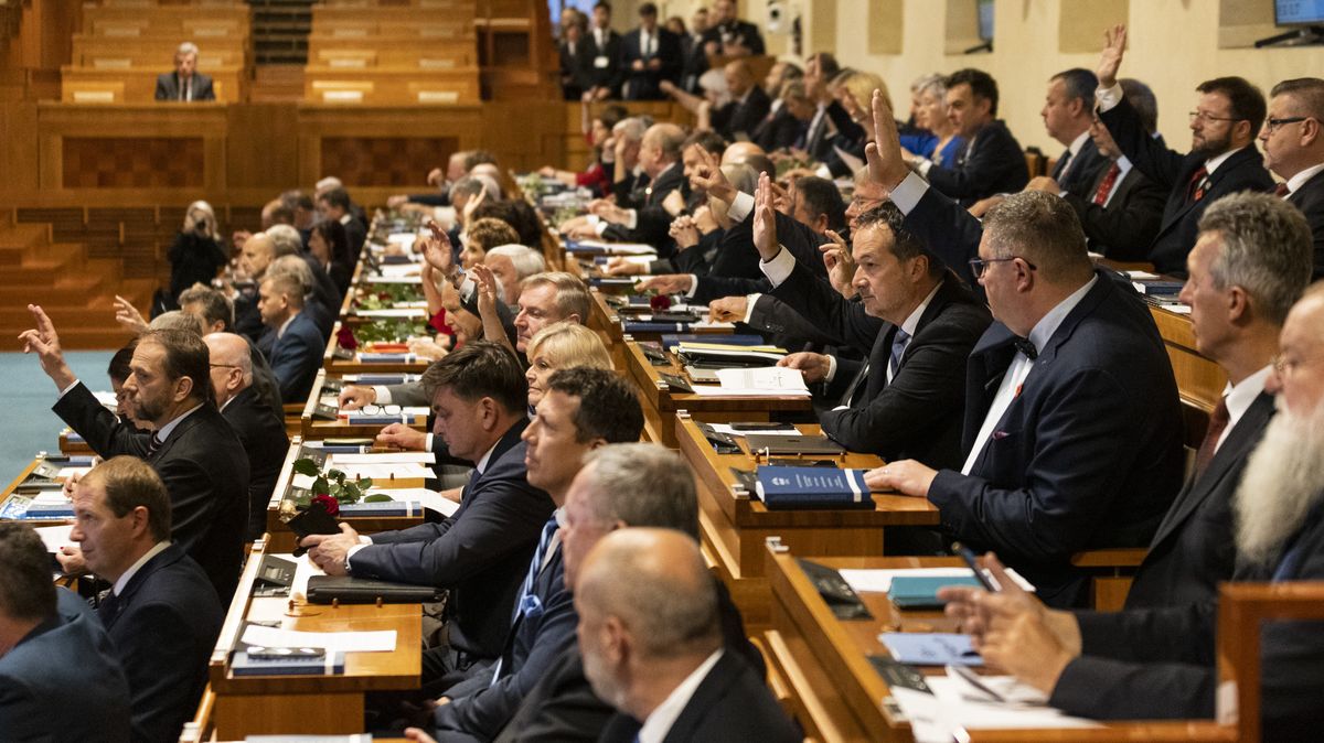 Novelu o zvyšování platů veřejných činitelů Senát kvůli výhradám neschválil