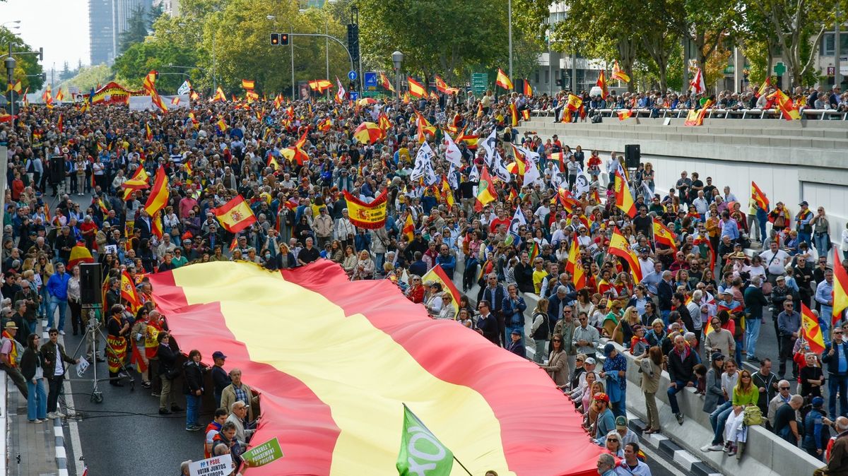 Desítky tisíc lidí v Madridu demonstrovaly proti vládě a za předčasné volby
