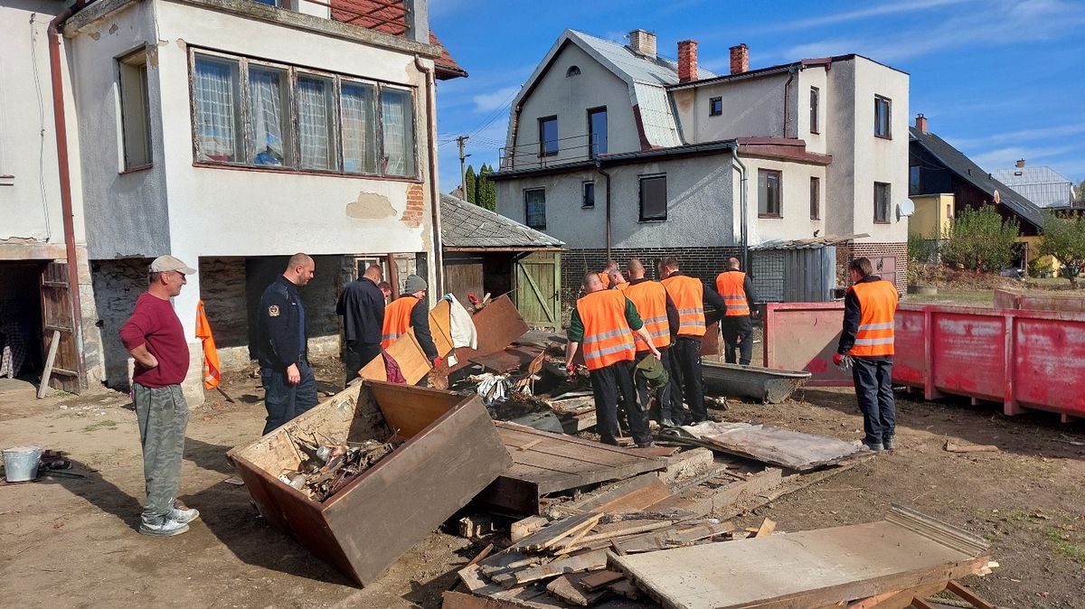 V kůži dobrovolníka: Reportér zblízka zjišťuje, jak se pomáhá po povodních