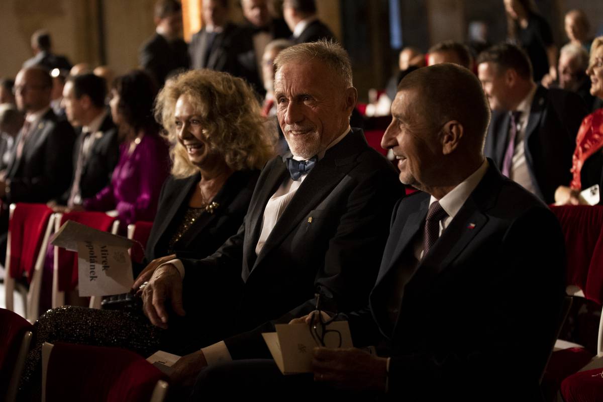 Andrej Babiš seděl vedle expremiéra a bývalého předsedy ODS Mirka Topolánka a jeho partnerky Lucie Talmanové.