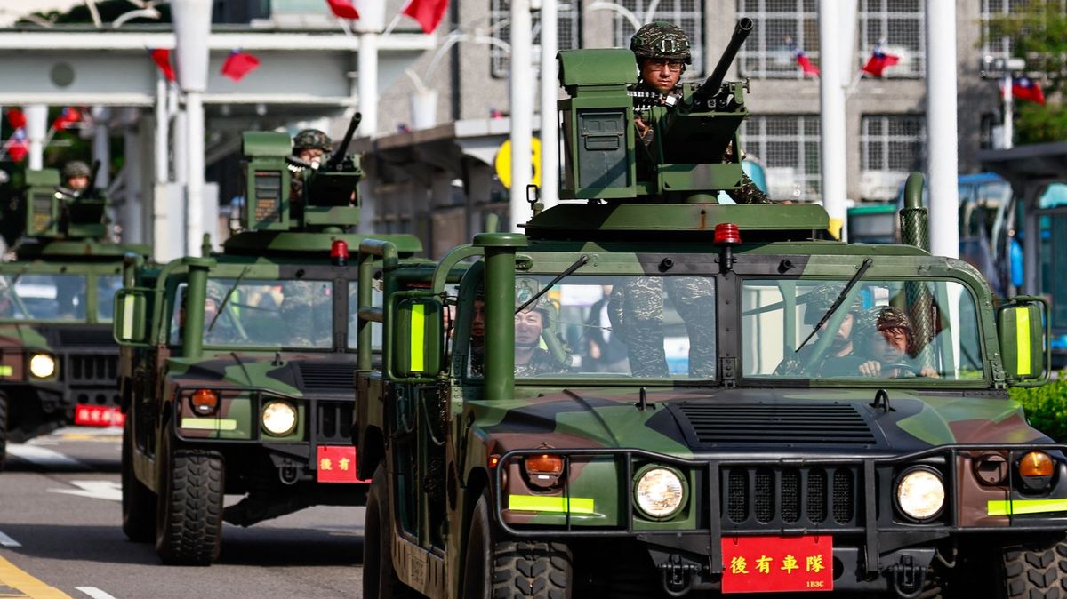 Čína „obklíčila“ Tchaj-wan. Lodí má víc než USA a dál mohutně zbrojí