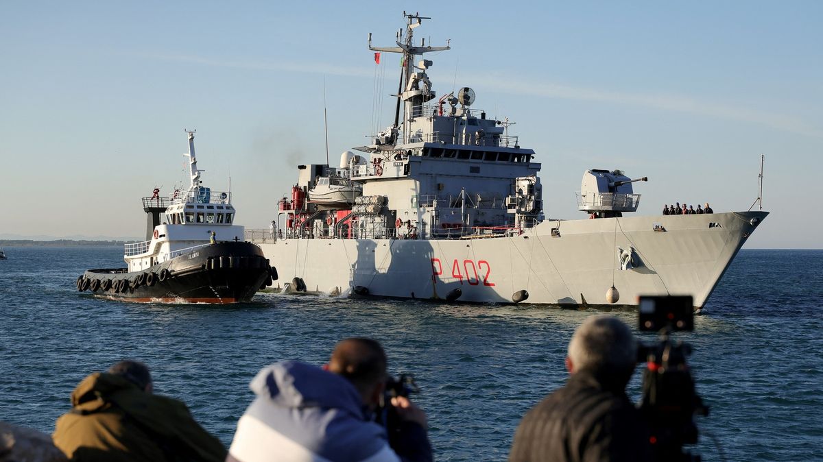 Do albánského přístavu připlula italská loď s první skupinou migrantů