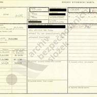 Jiný příslušník StB byl dlouhá léta členem vedení Agrofertu a jedním z nejbližších spolupracovníků Babiše. Na snímku osobní evidenční karta důstojníka StB Libora Širokého, později šéfa právní sekce Agrofertu. Široký v 80. letech pracoval v úseku politické kontrarozvědky, zaměřoval se například na spolupracovníky Rádia Svobodná Evropa nebo sympatizanty mírového hnutí. Krátce před sametovou revolucí pracoval v analytickém odboru StB, kde se sbíhaly klíčové zpravodajské informace. V Agrofertu Široký působil od roku 1996. V roce 2022 zemřel.