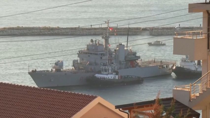 Una nave italiana con il primo gruppo di migranti arriva in un porto albanese