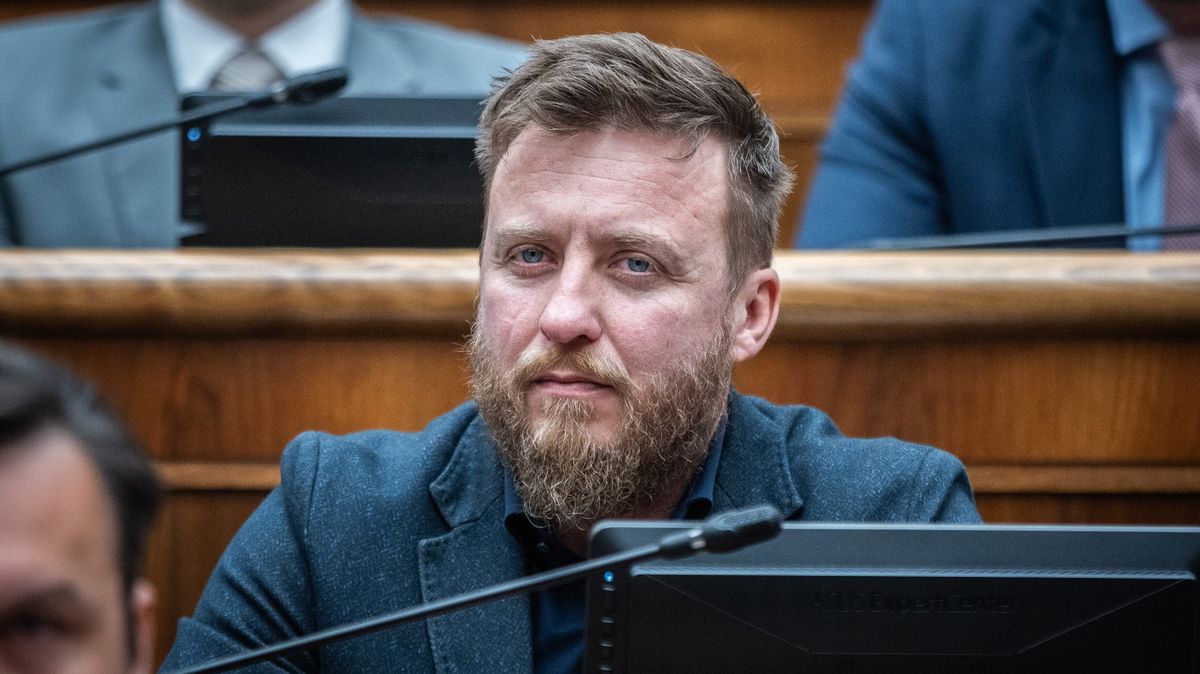 Z pověření Fica zkoumá covid. Koupil si mikroskop a volá po zákazu vakcín