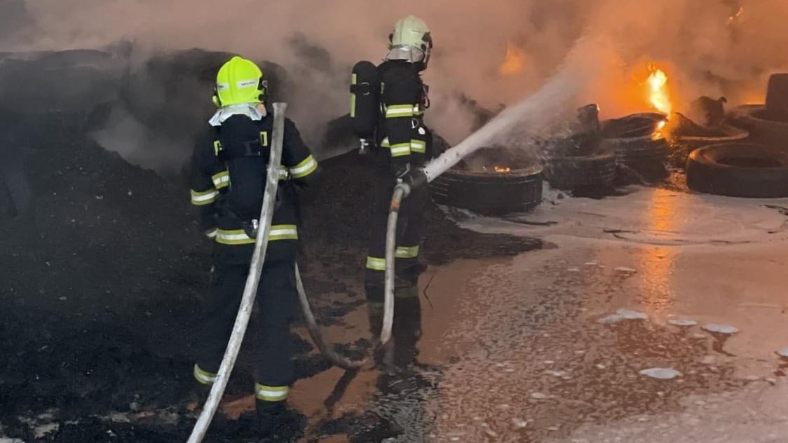V hořící skládce u Litvínova bylo vážné nebezpečí. Nejhoršímu zabránili hasiči