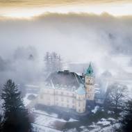 Kramářova vila ve Vysokém nad Jizerou byla vystavěna mezi léty 1922 - 1925. Do provozu byla uvedena o dva roky později.