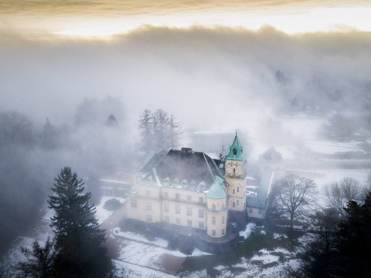 Kramářova vila ve Vysokém nad Jizerou byla vystavěna mezi léty 1922 - 1925. Do provozu byla uvedena o dva roky později.