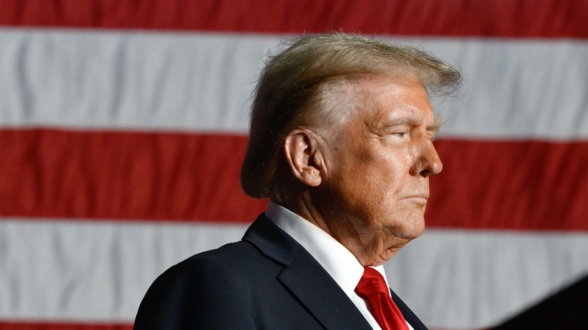 Trump podepsal nařízení, které zavádí cla na dovoz z Číny, Kanady a Mexika