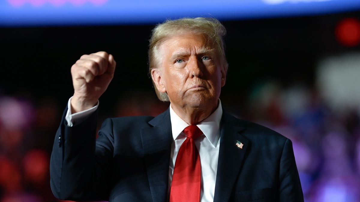 Trump zavádí clo na dovoz veškeré oceli a hliníku do USA