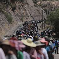 Jeho příznivci blokují silnice po celé zemi, zejména v Cochabambě, jenž je dlouhodobě baštou Moralesových příznivců a kde se opakovaně střetávají s policií, která se snaží dopravní spojnice vyklidit.

(Protestující dav v bolivijské obci Sipe Sipe, 29. října.)