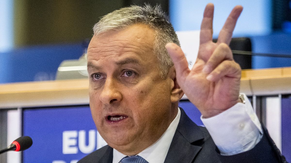 Sázka na Havla a střídání angličtiny a němčiny. Síkela přežil bruselský „gril“