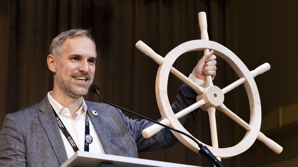 „Když ho vidím, jdou na mě mrákoty.“ Co stojí za střety STAN a Pirátů?