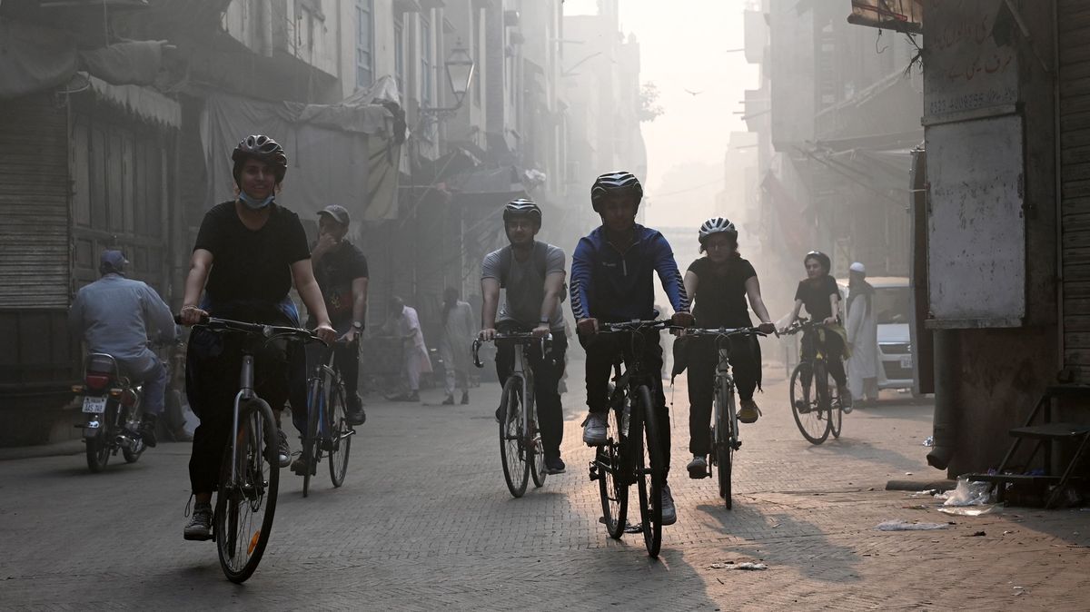 Fotky: Třináctimilionové velkoměsto zastavuje smog
