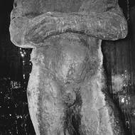 „Dostat se mezi vystavující galerie na Paris Photo je obrovský úspěch. Každoročně se o tuto příležitost ucházejí stovky galerií z celého světa, ale jen hrstka z nich dostane šanci na této prestižní akci vystavovat. Znamená to, že naše galerie byla rozpoznána pro svou vysokou kvalitu, originální uměleckou vizi a inovativní přístup k prezentaci fotografie. Máme obrovskou radost, že se nám to podařilo,“ říká zakladatelka platformy Fotograf Contemporary Markéta Kinterová.
(Libuše Jarcovjáková, Torso, Berlín, 1988.)