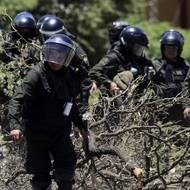 Na snímku policie vyklízí zablokovanou cestu v Parotani, 1. listopadu. 