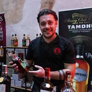 Mezi více než 500 různými vzorky budou zastoupené nejen notoricky známé láhve, ale také novinky, limitované edice a raritní kusy. Petr Hromas je šéfbarman baru Whiskeria v Jindřišské věži.