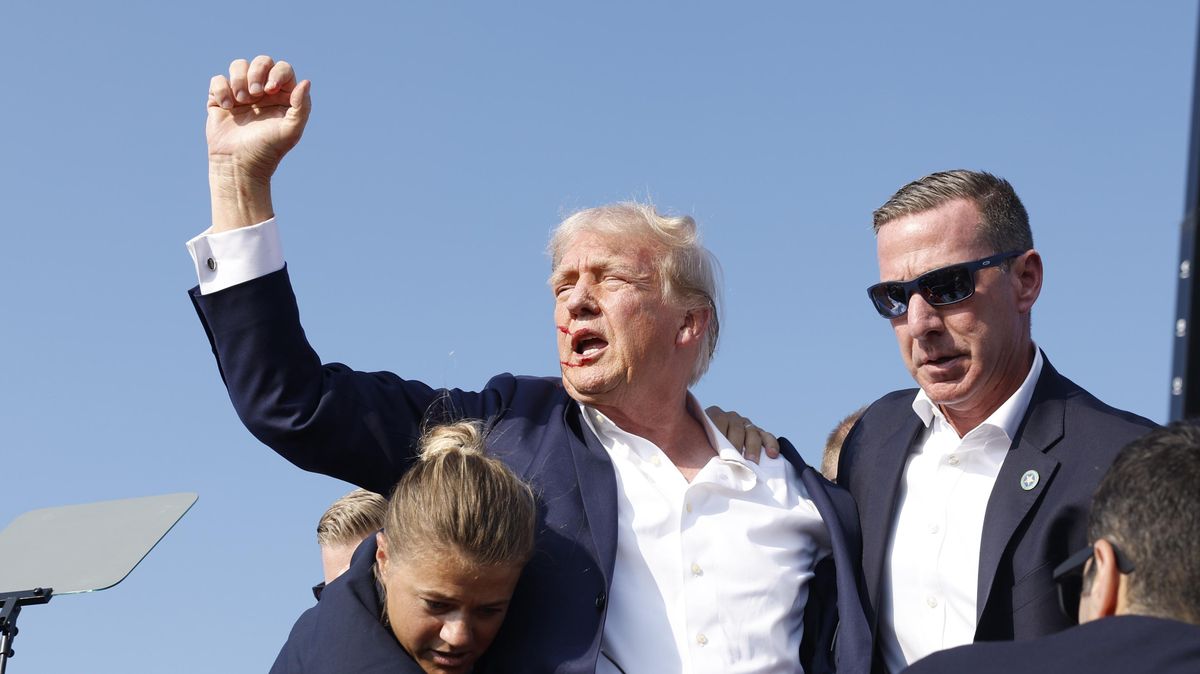 Zaťatá pěst po atentátu i křepčící Musk. Trumpova kampaň v 15 fotografiích