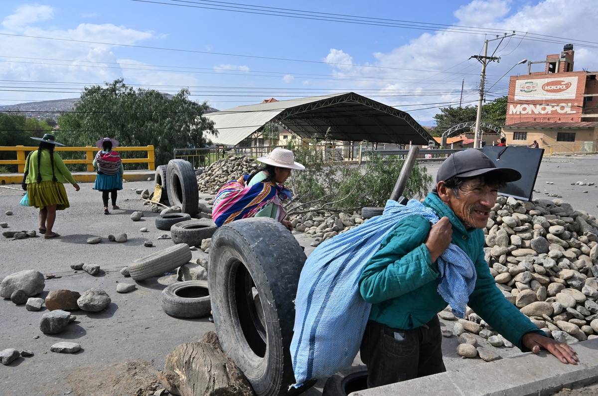 Bolivijský prezident Luis Arce minulou středu požádal o okamžité ukončení více než dva týdny trvajících blokád silnic, které po celé zemi vytvořili stoupenci bývalého prezidenta Eva Moralese.
(Zablokovaná silnice spojující Cochabamba s La Paz, 28. října.)