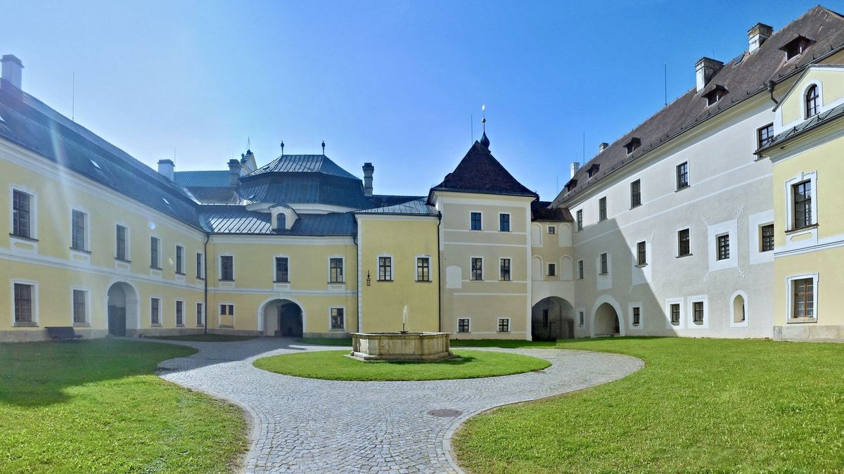 Ubytujte se jako v pohádce: 7 krásných hradů a zámků, na kterých se dá nocovat