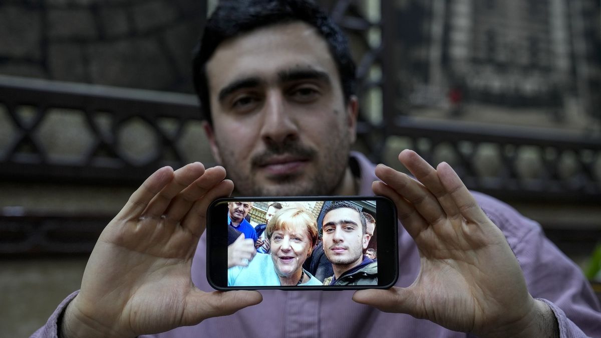 Syřan ze selfie s Merkelovou pád Asada slaví, v Německu ale zůstane