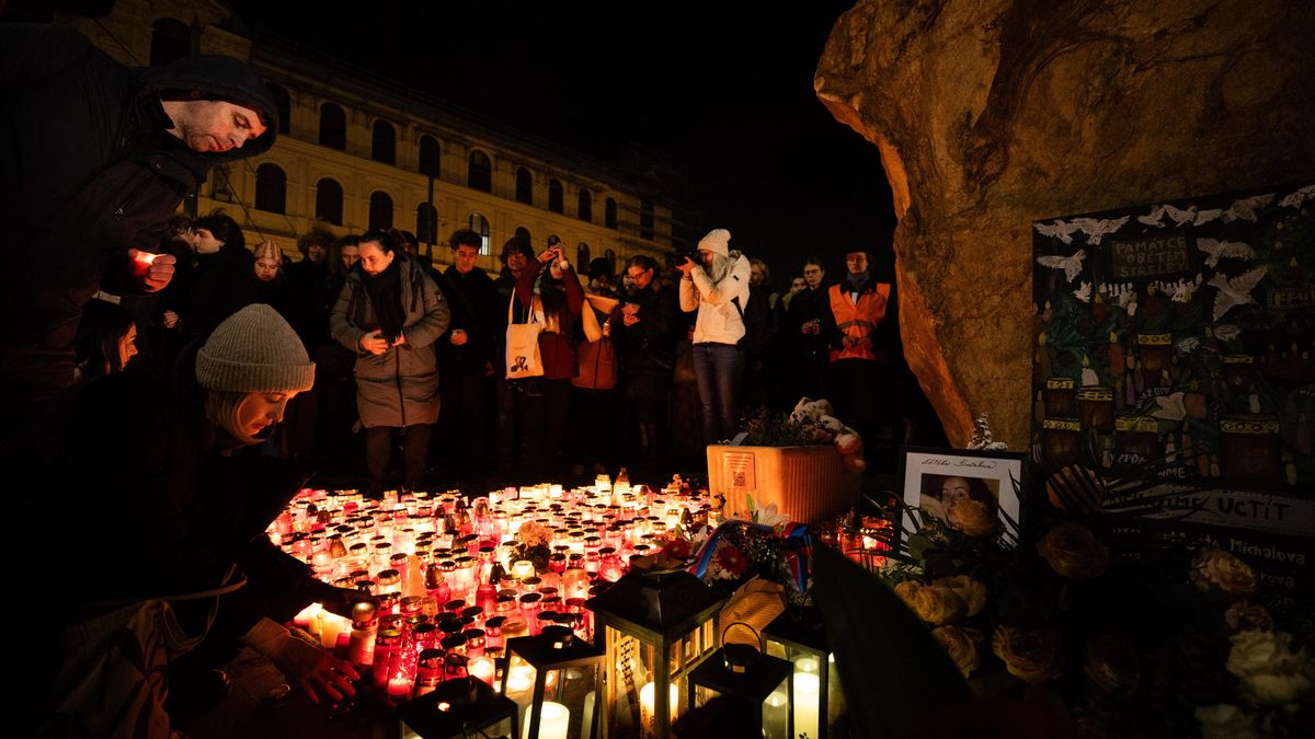 Poslanci budou projednávat zprávu komise ke střelbě na filozofické fakultě