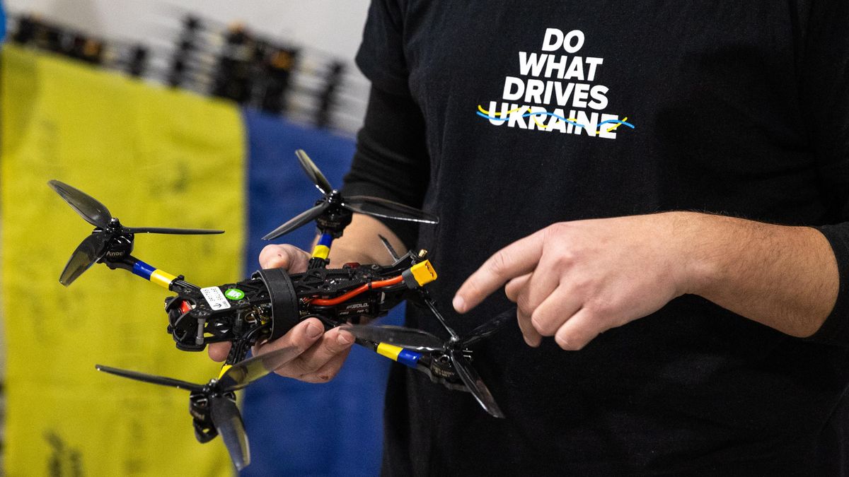 Lego, ale pro dospělé. Sestavovat drony pro ukrajinskou armádu může kdokoliv