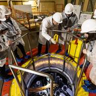 „Právě se díváte na záření, které má možnost spatřit jen minimum lidí,“ ukazuje se svítilnou v ruce modré vyzařující světlo ředitel sekce provozu reaktorů Ján Milčák.