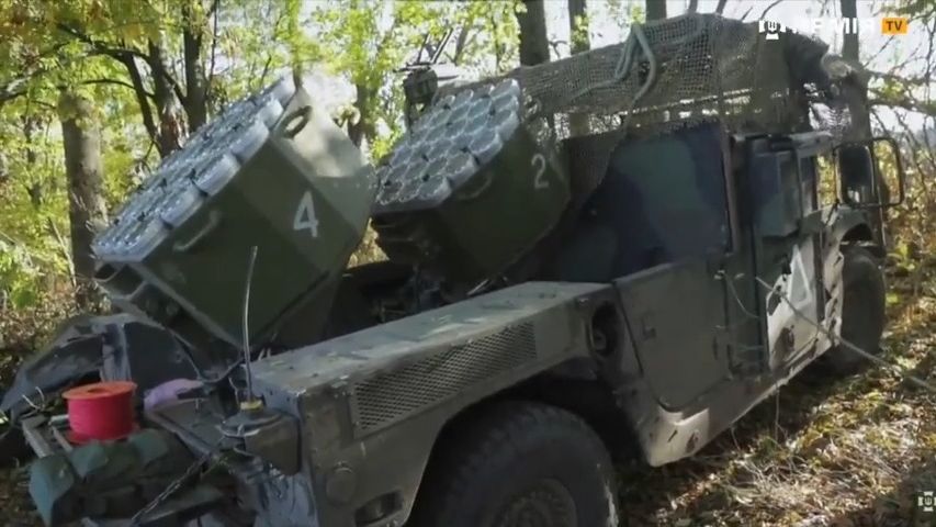 Video: Ukrajinci spojili vozidlo Humvee a sovětský vrhač min