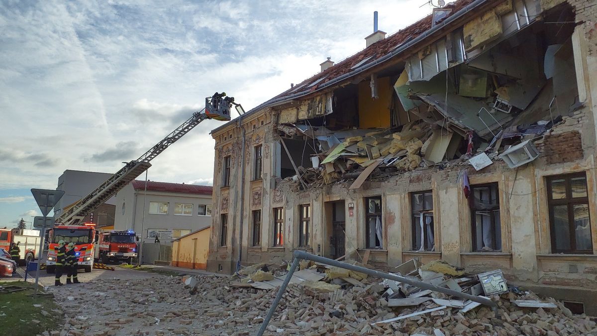 Výbuch poškodil bytový dům ve Znojmě, zranění jsou od lehkých po kritická